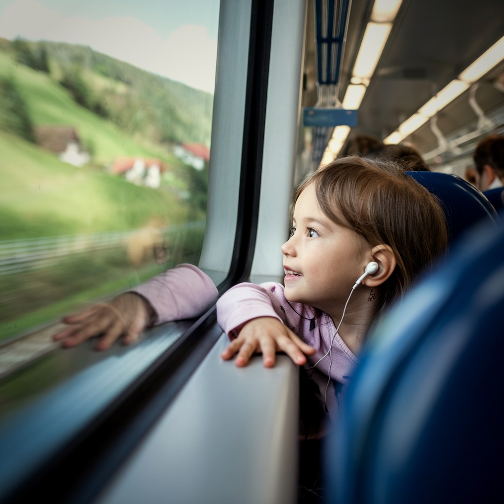 Enfant découvrant les territoires en train